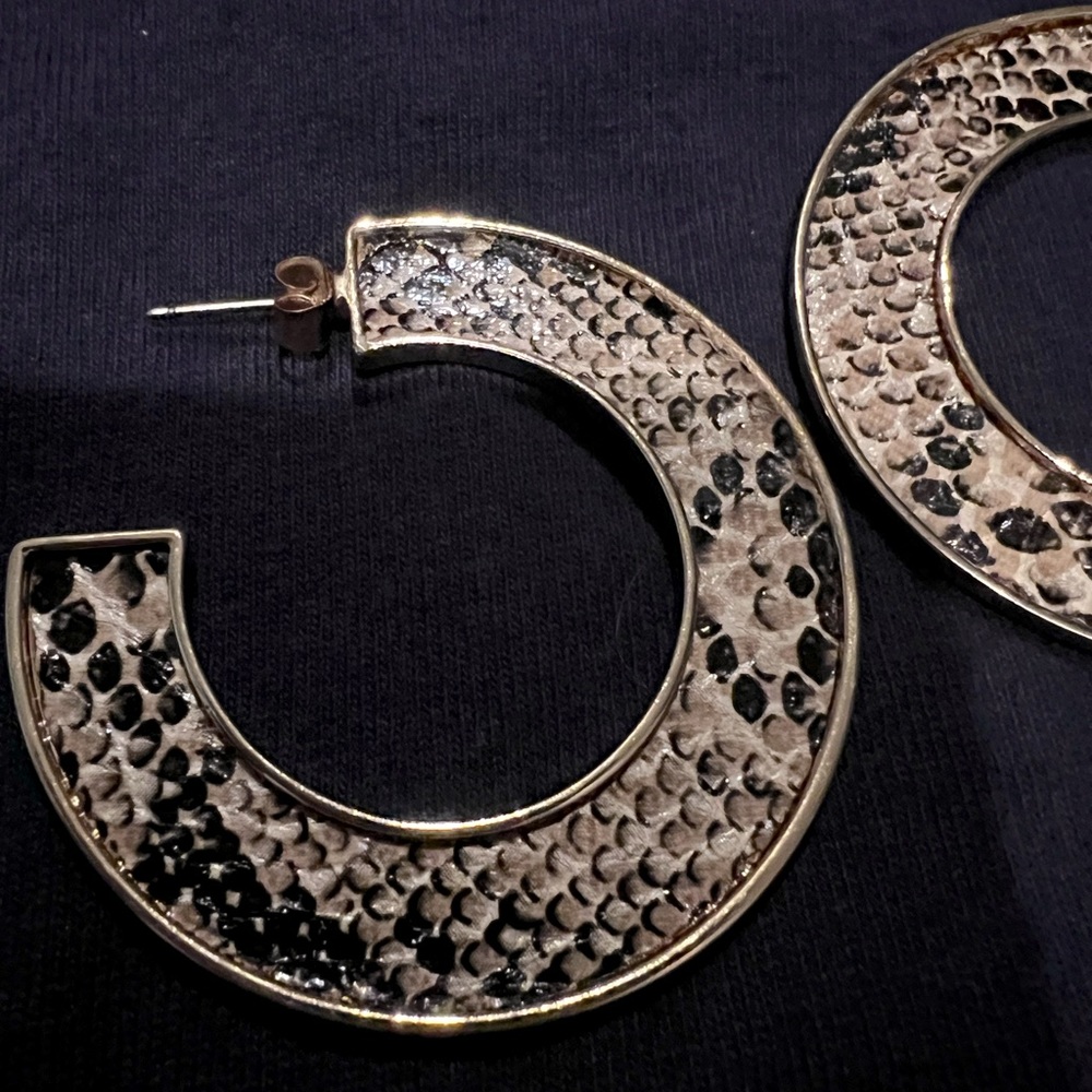 Snake skin loop earrings - Picture 1 of 3